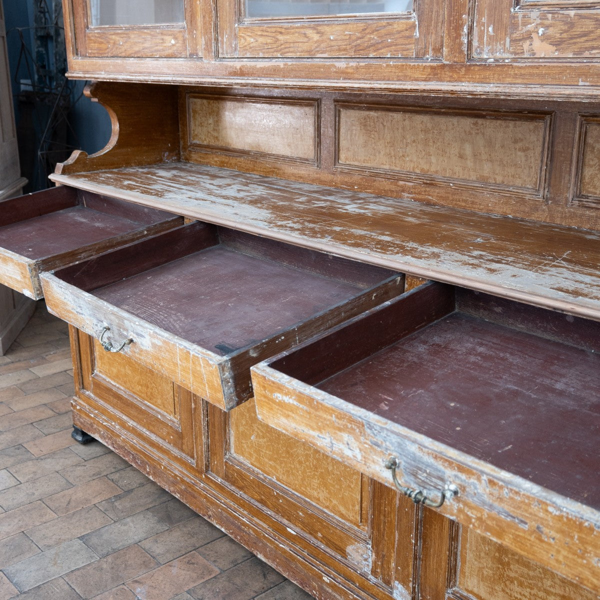 Authentieke houten vitrinekast met glas