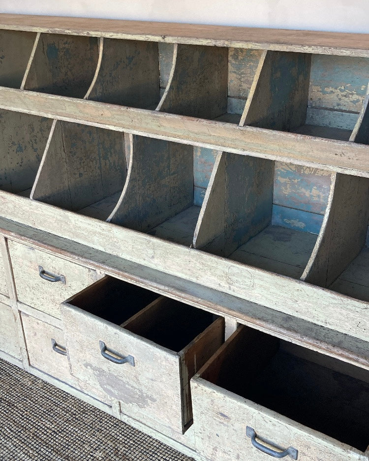 Authentieke kast met vakken en lades