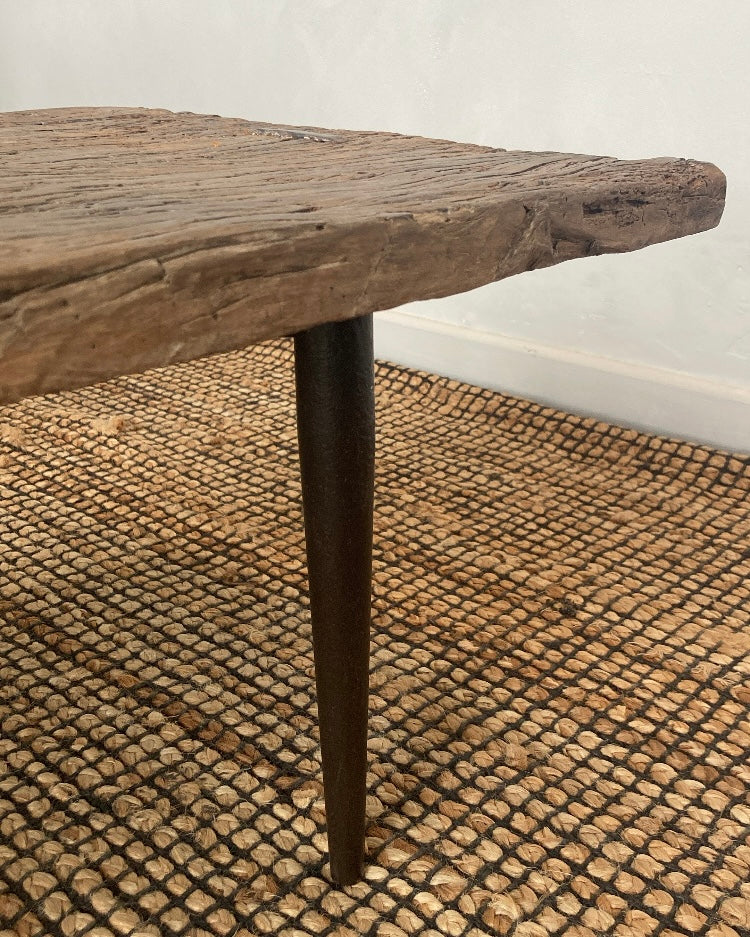 Houten salontafel metalen poot