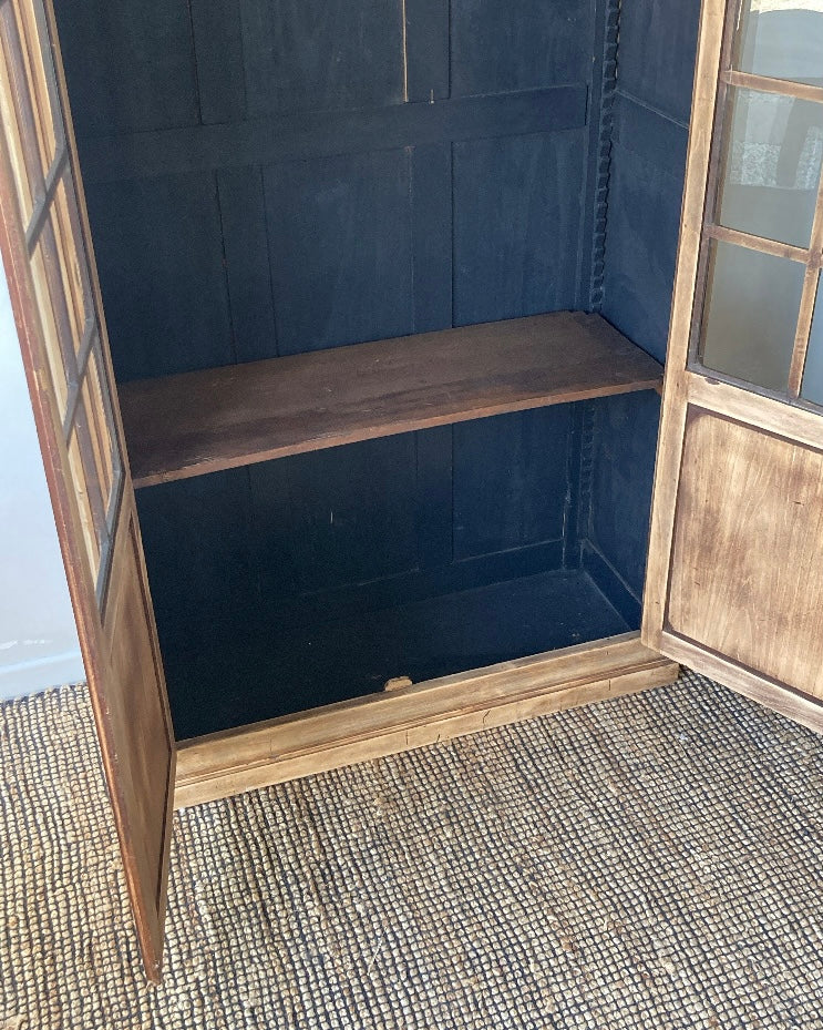 Authentieke oude kast met glas en kleine onderverdeling