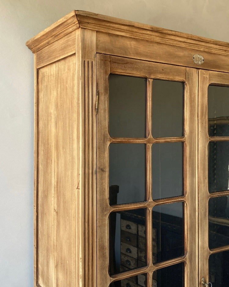 Authentieke oude kast met glas en kleine onderverdeling