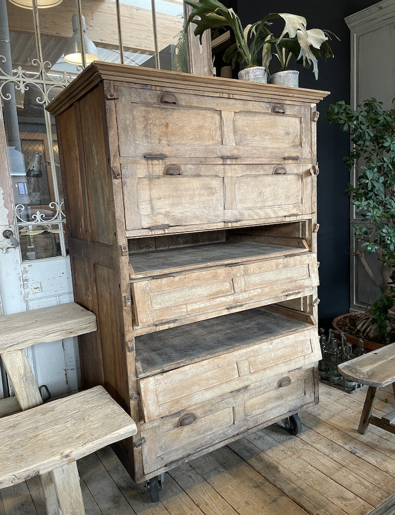 Originele kast uit oude bakkerij