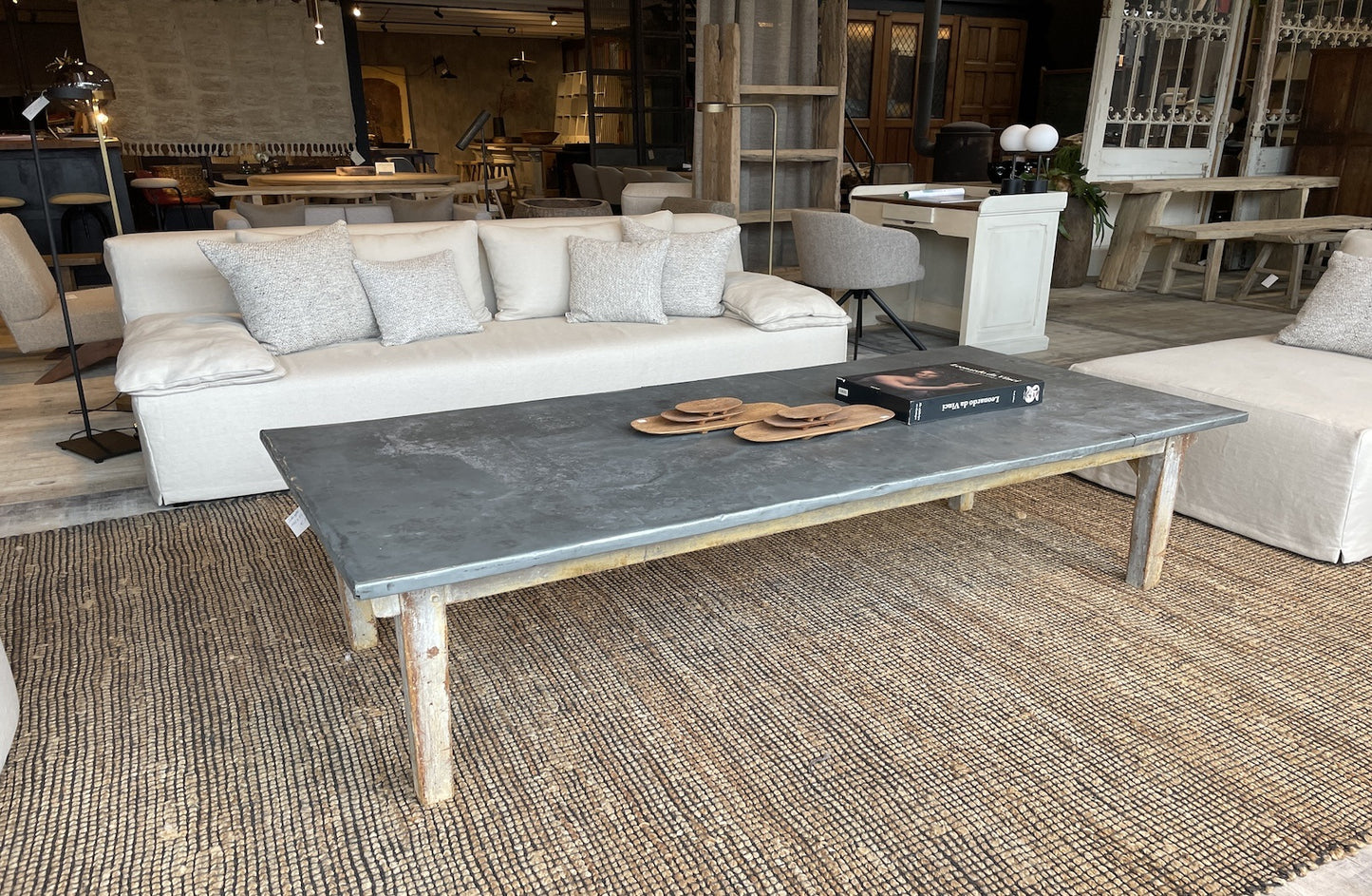 Authentieke houten salontafel met zinken blad