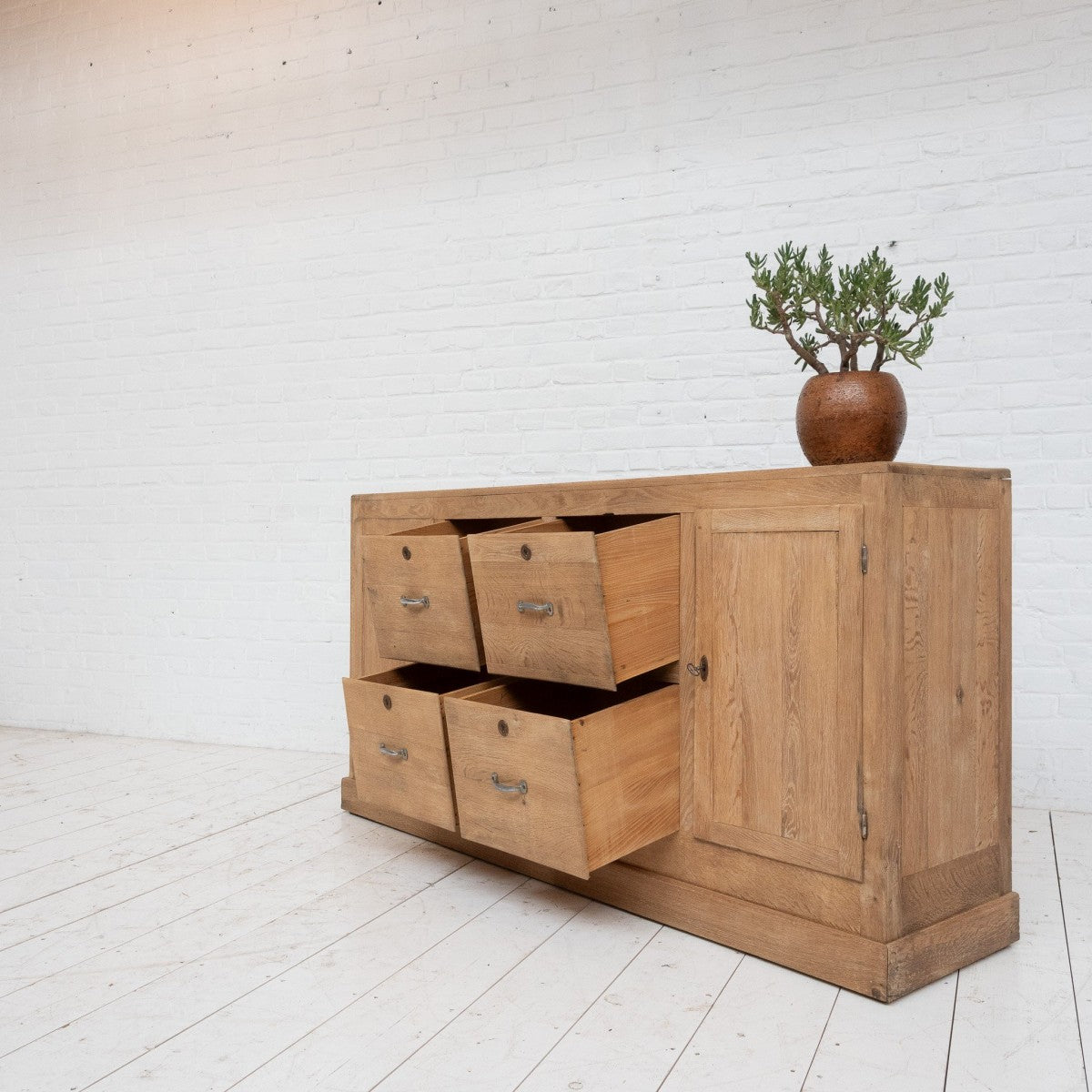 Dressoir eik twee deuren vier lades
