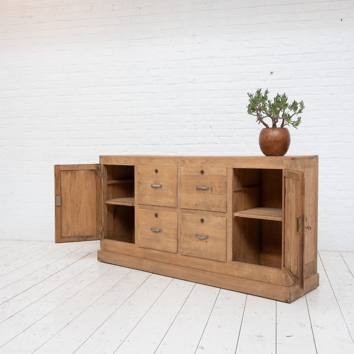 Dressoir eik twee deuren vier lades