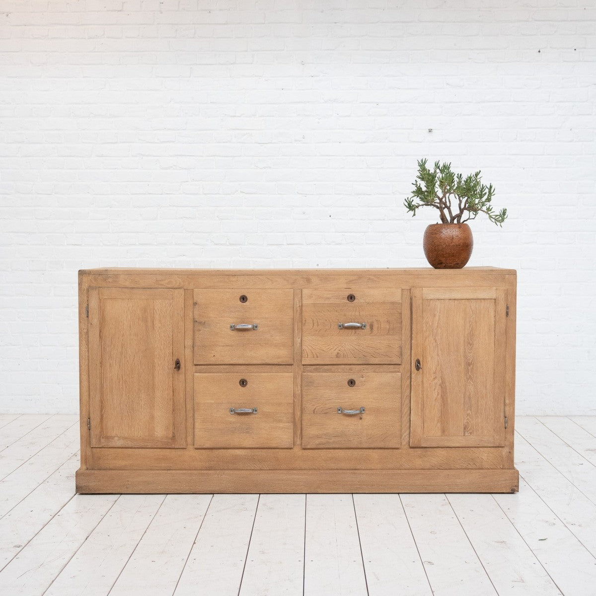 Dressoir eik twee deuren vier lades