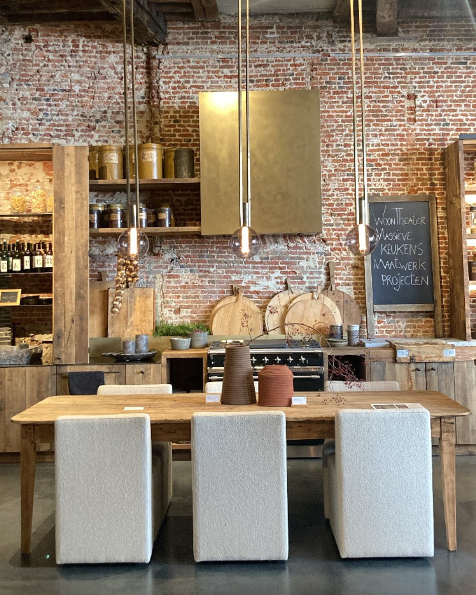 Authentieke eettafel met afgeronde hoeken