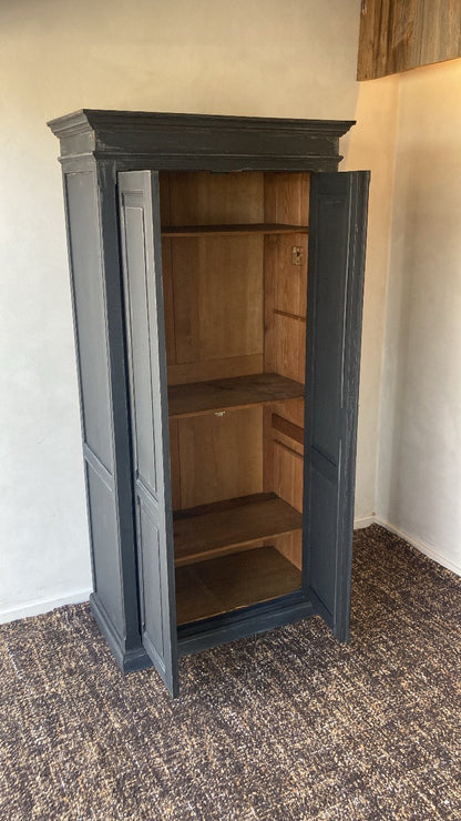 Authentieke donkerblauwe kast
