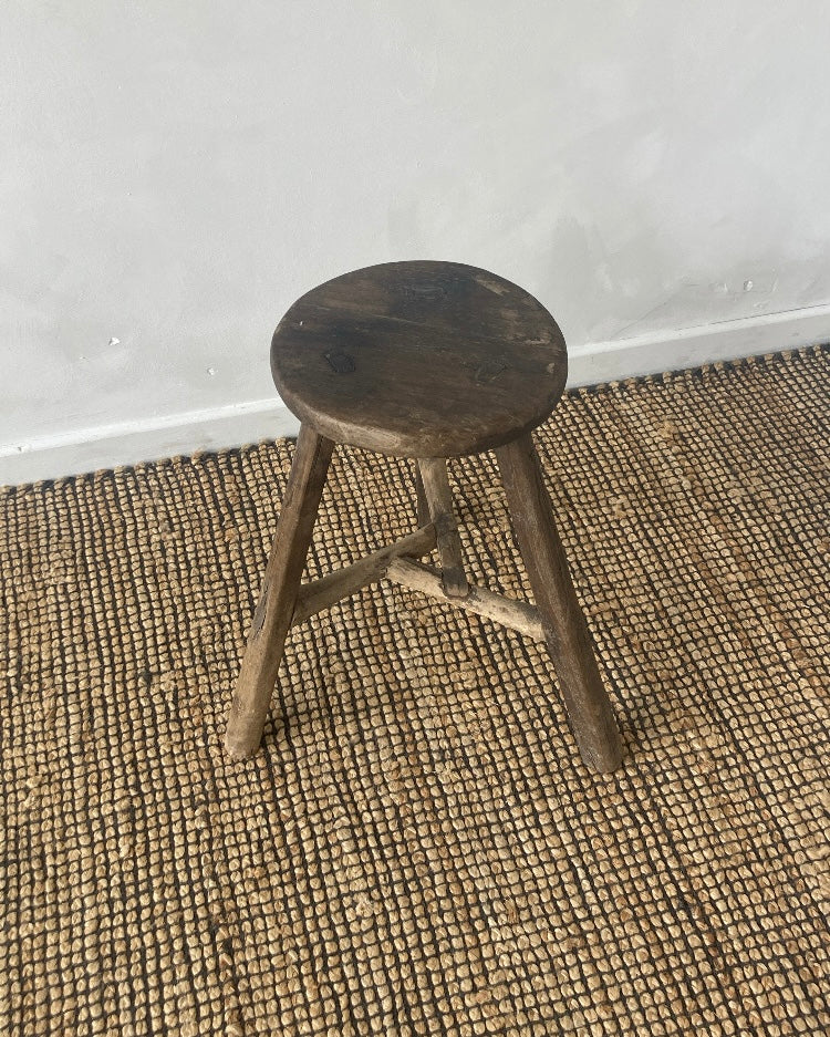 Antiek rond houten krukje donker