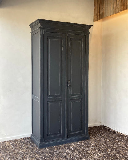 Authentieke donkerblauwe kast