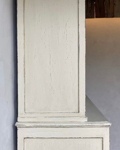 Witte vitrinekast met blauwe binnenkant