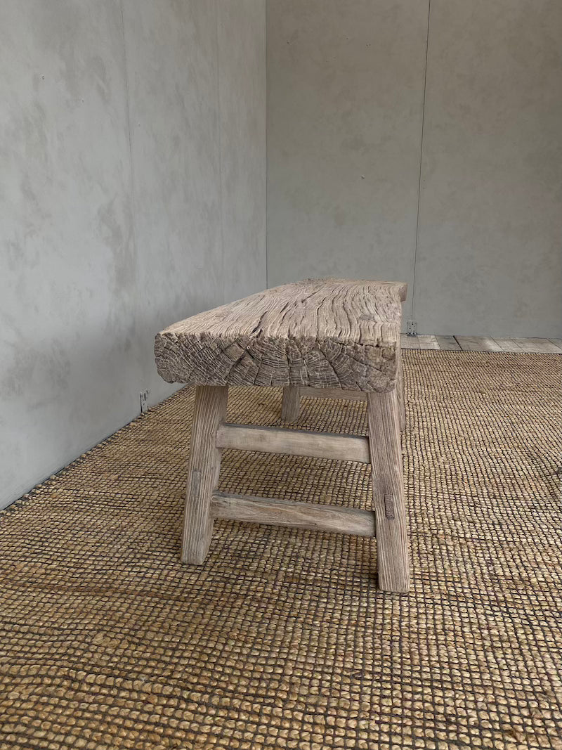 Bankje China in oude olm