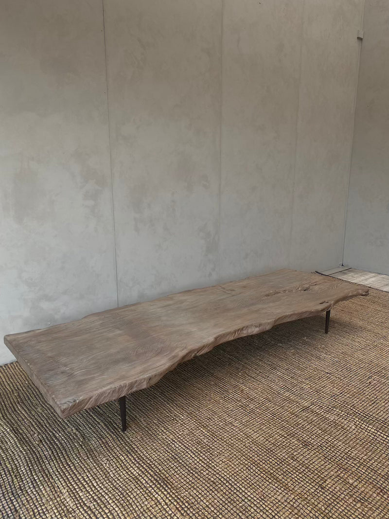 Salontafel blad met textuur op metalen poten (China)