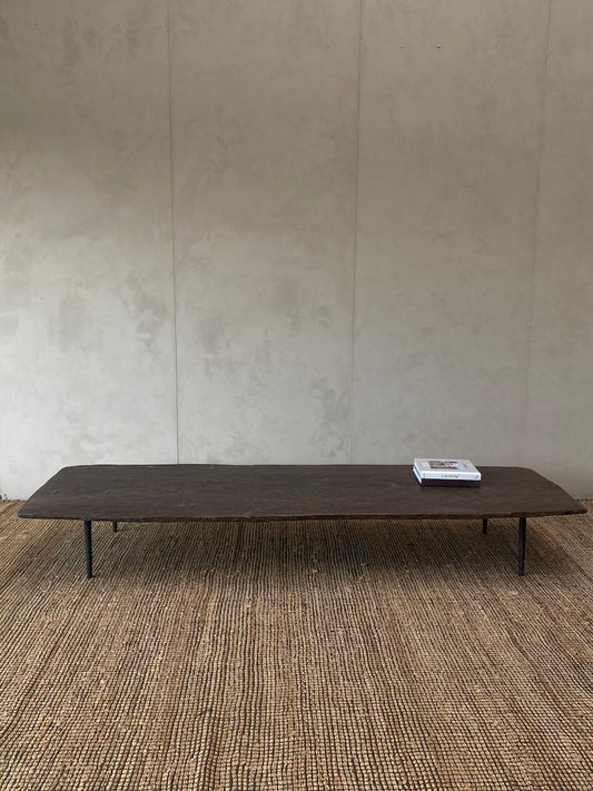 Salontafel met blad uit één stuk cederhout