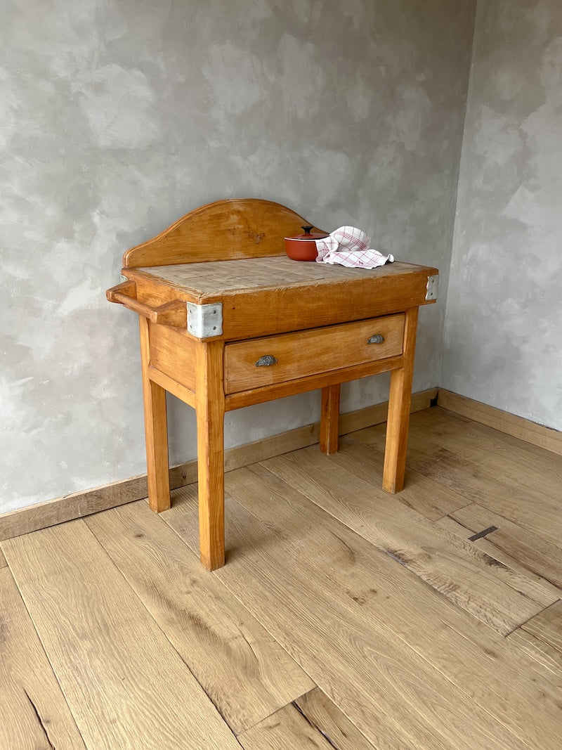 Oud hakblok met onderstel