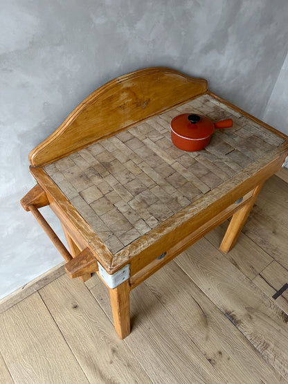 Oud hakblok met onderstel