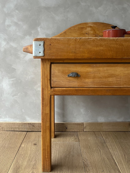 Oud hakblok met onderstel