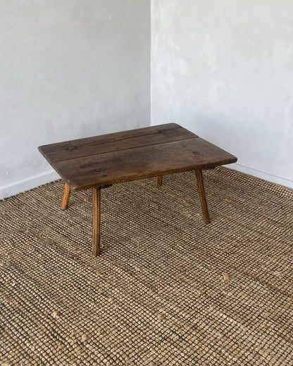 Oud houten tafeltje warme kleur