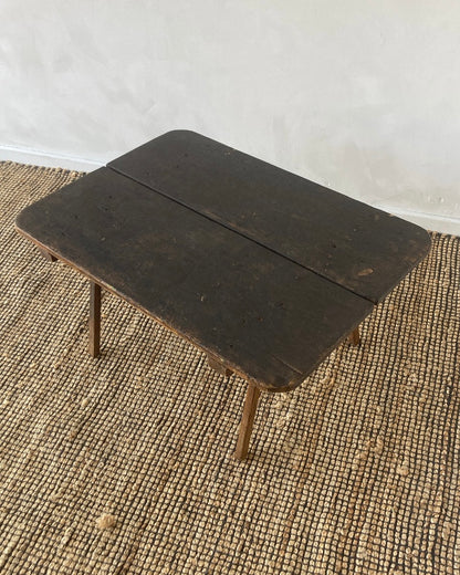 Oud donker houten tafeltje