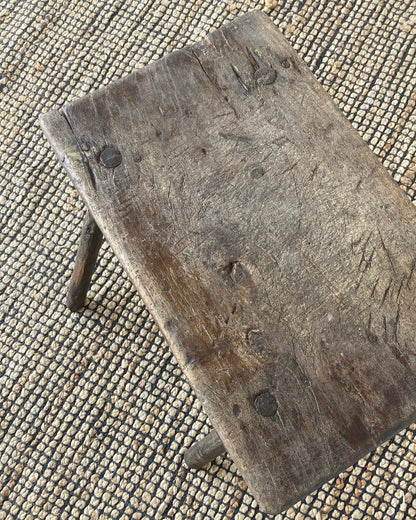 Klein oud houten bijzettafeltje