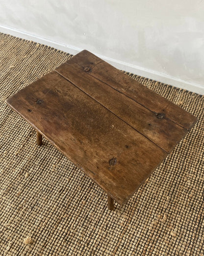 Oud houten tafeltje warme kleur
