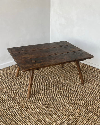 Oud houten tafeltje met sterke schakering