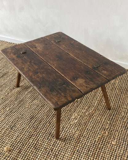 Oud houten tafeltje met sterke schakering