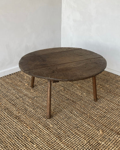Oud houten tafeltje rond