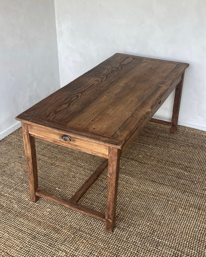 Authentieke tafel met drie schuiven