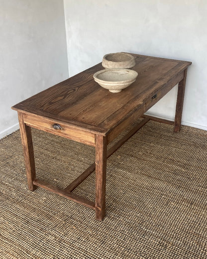 Authentieke tafel met drie schuiven