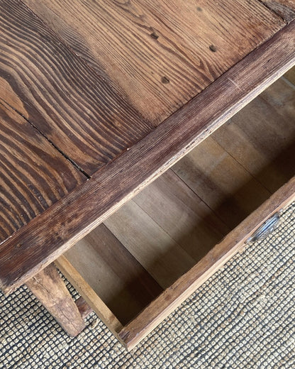 Authentieke tafel met drie schuiven