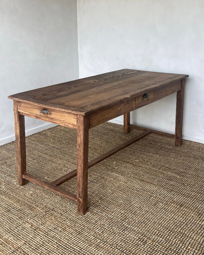 Authentieke tafel met drie schuiven