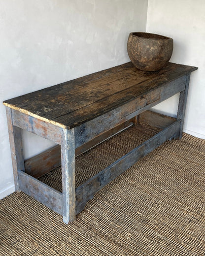 Werktafel met lavendelblauwe patine