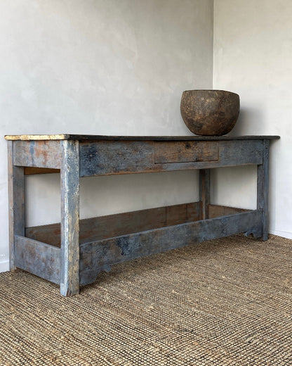 Werktafel met lavendelblauwe patine