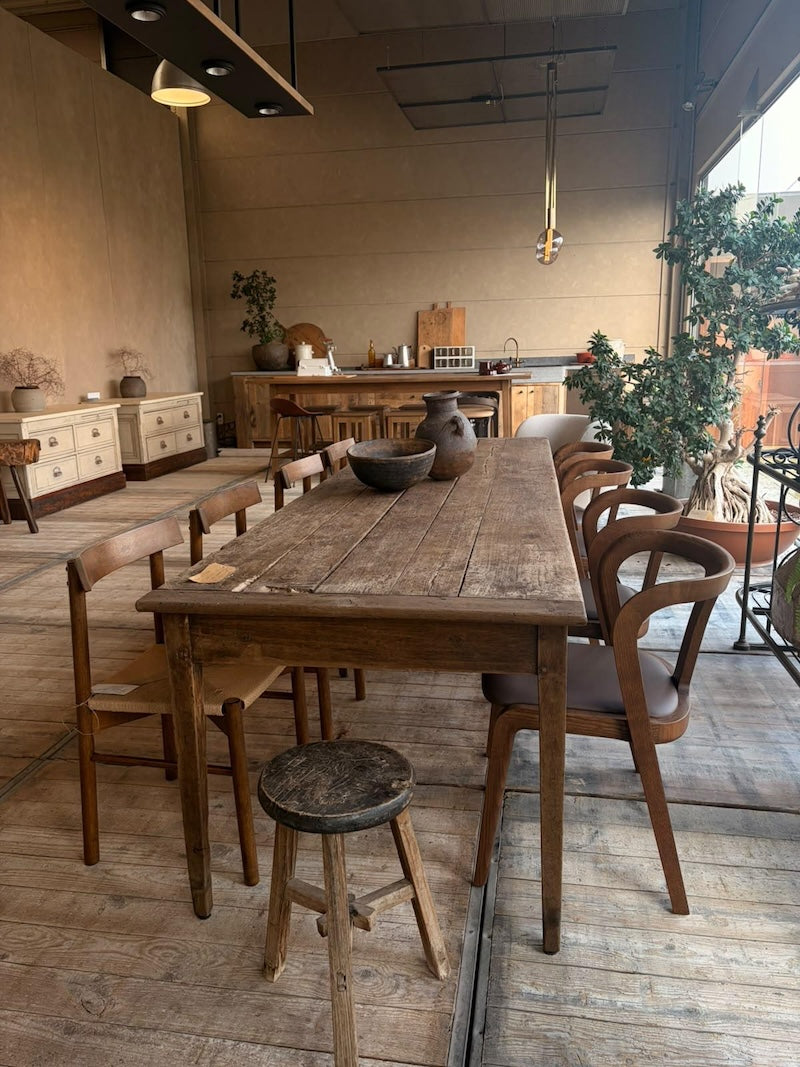 Charmante tafel met 6 poten - IN OPTIE