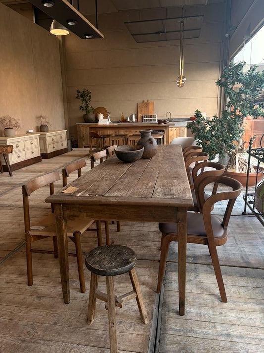 Charmante tafel met 6 poten - IN OPTIE