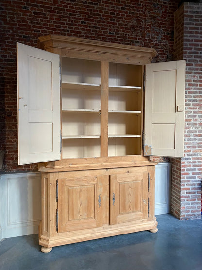 Hoge kast twee delen (gestraald)