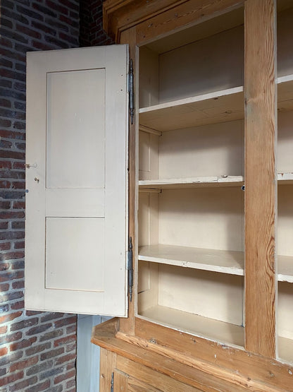 Hoge kast twee delen (gestraald)