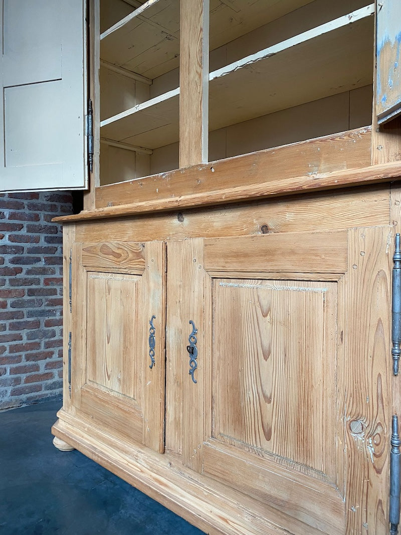 Hoge kast twee delen (gestraald)