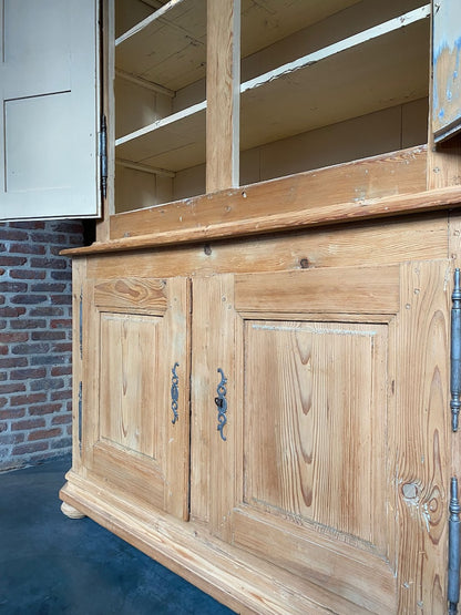 Hoge kast twee delen (gestraald)