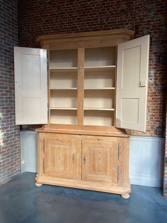 Hoge kast twee delen (gestraald)