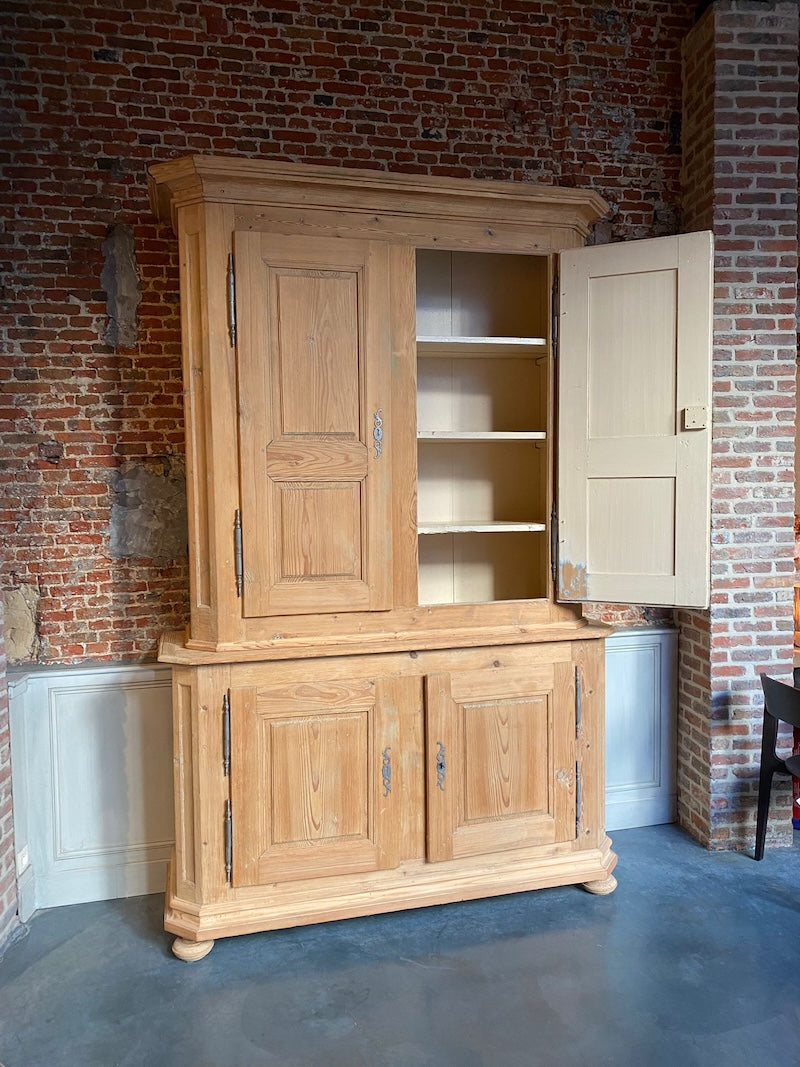 Hoge kast twee delen (gestraald)