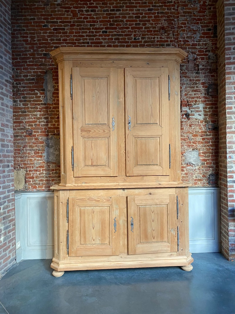 Hoge kast twee delen (gestraald)
