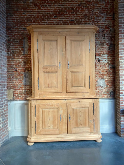Hoge kast twee delen (gestraald)