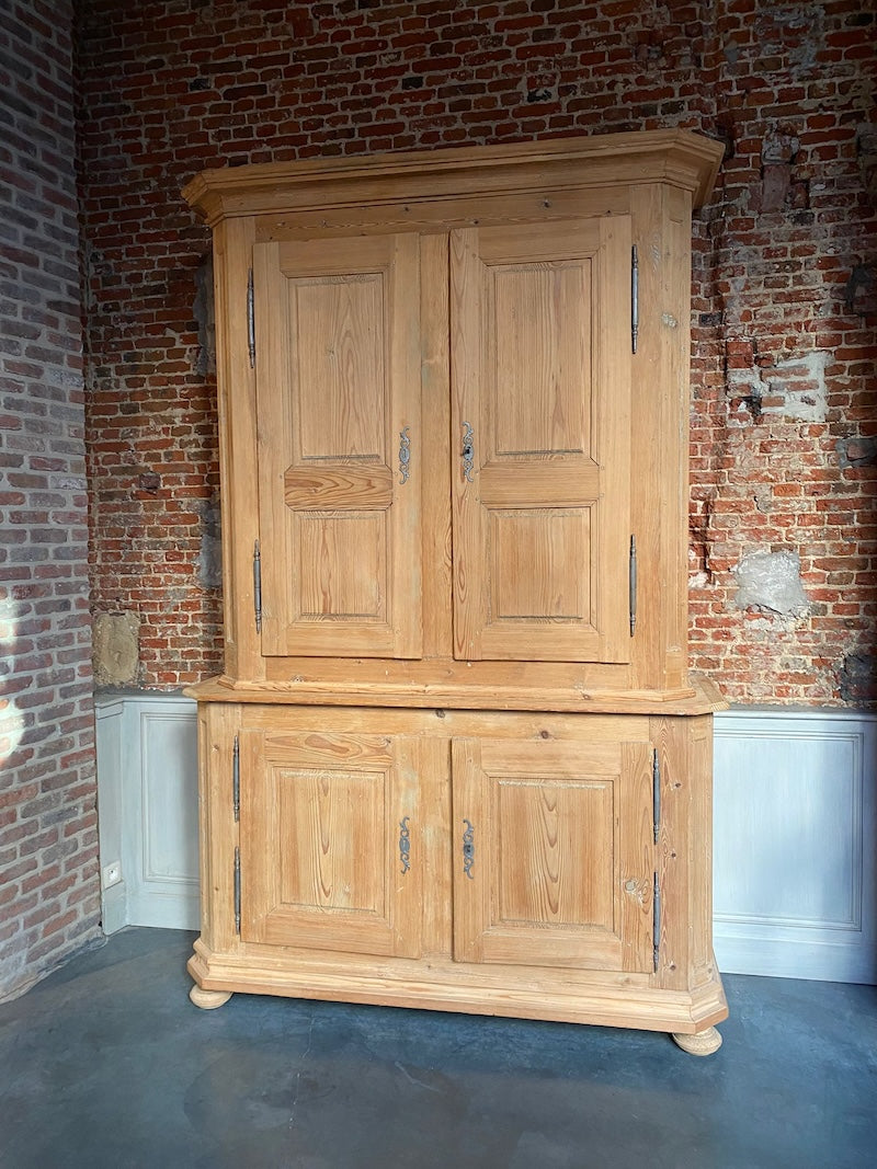 Hoge kast twee delen (gestraald)