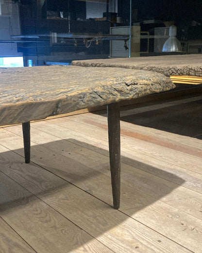 Authentieke houten salontafel met metalen pootjes