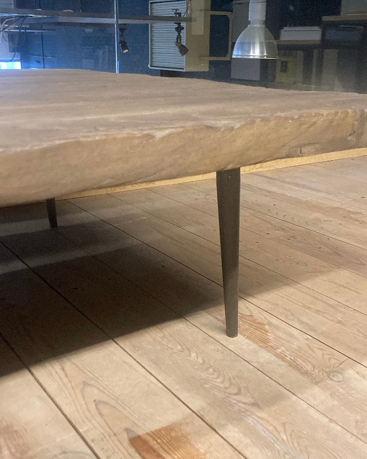 Authentieke houten salontafel met metalen pootjes