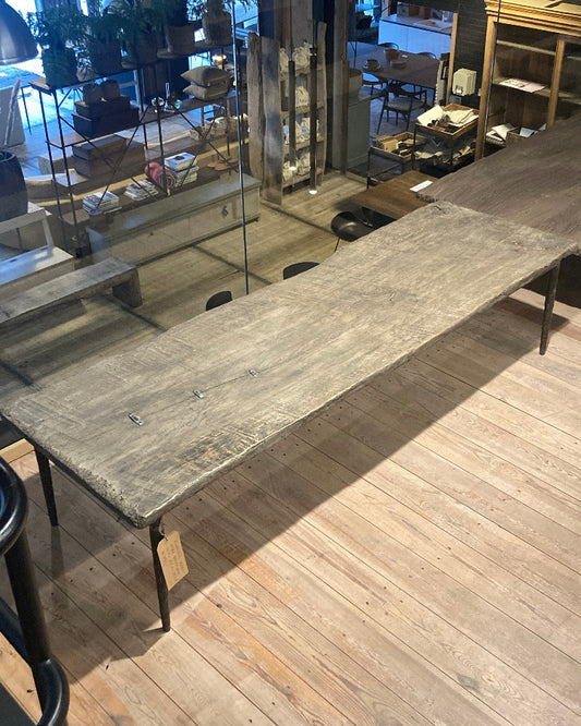 Authentieke houten salontafel met metalen pootjes