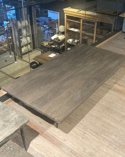 Authentieke houten salontafel met metalen pootjes