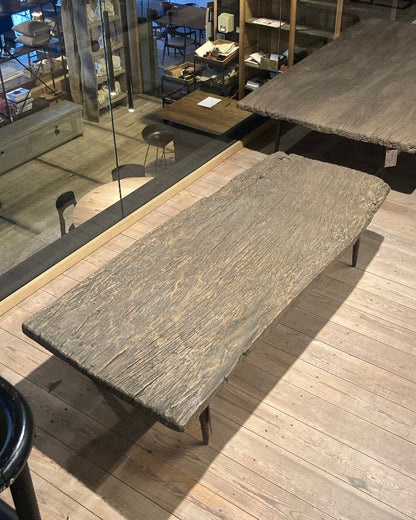 Authentieke houten salontafel met metalen pootjes